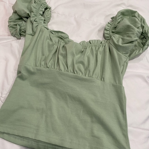 green top - Picture 3 of 4